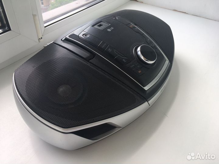 Аудиомагнитола LG SB74