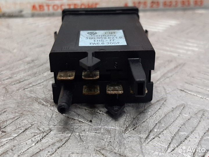 Кнопка обогрева заднего стекла Volkswagen Passat