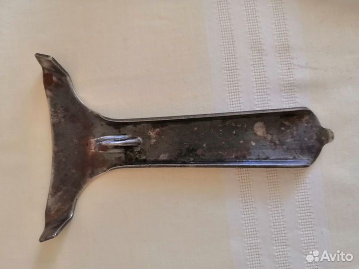 Устройство для открытия крышек стекл. банок, СССР