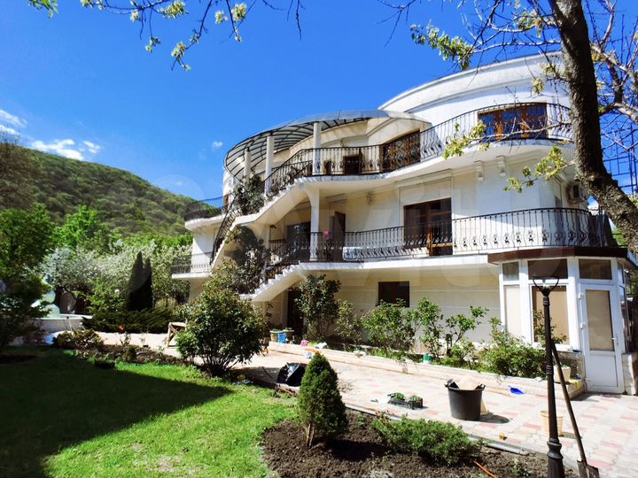 Дом 1550 м² на участке 12 сот.