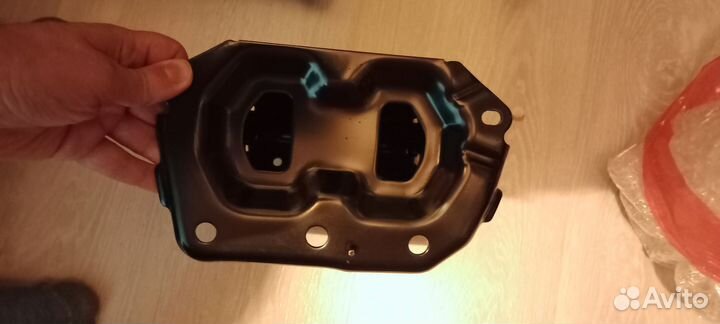 Кронштейн усилителя переднего бампера правый Z52