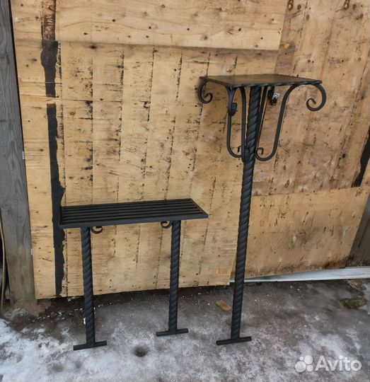 Столик и лавочка на кладбище