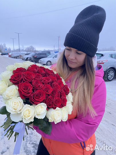 Букет из 25 красных роз Explorer и белых Mondiale