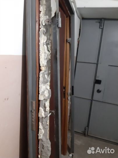 Продаю металлическую дверь б/у