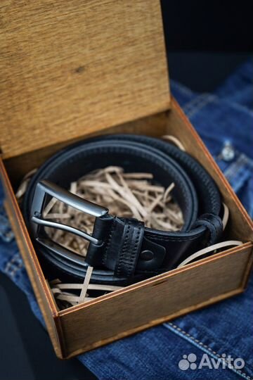 Мужской кожаный ремень в падорочной коробке