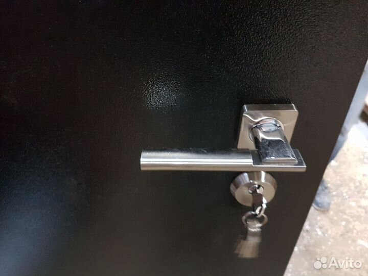 Дверь стальная с порошковым покрытием