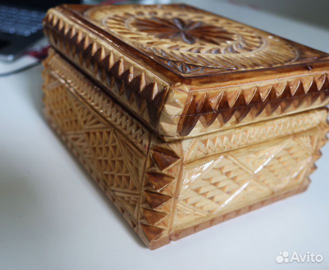 Шкатулка резная деревянная