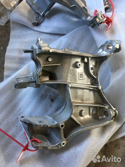 Audi Q5 FY 80 A Кронштейн подрамника