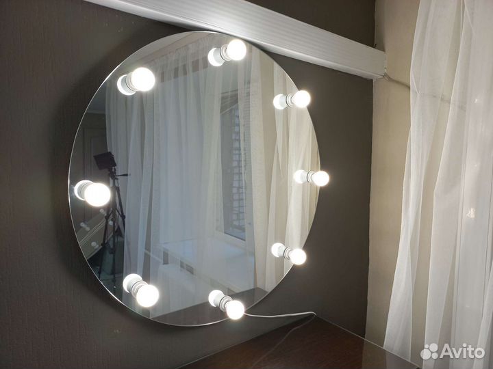 Круглое зеркало с лампочками