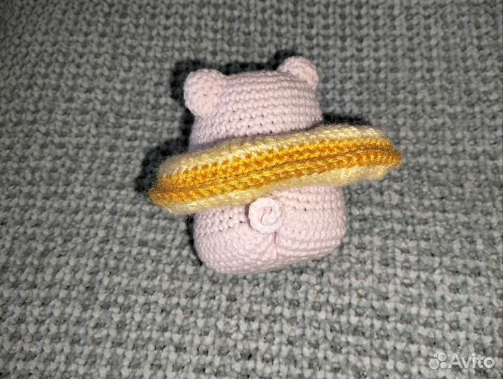 Вязаная игрушка поросëнок