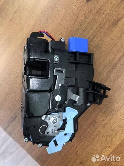 3d1837016ac замок передний првый VAG