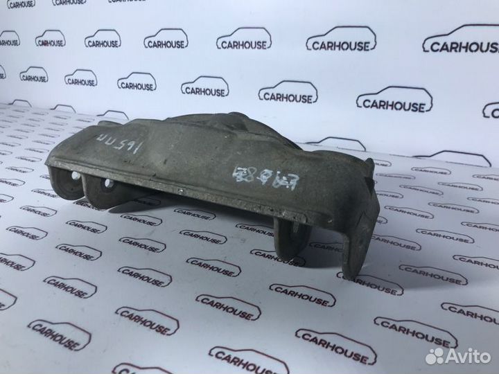 Кронштейн амортизатора передний правый Audi Q7 4.2