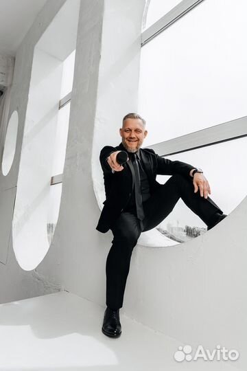 Ведущий с DJ и оборудованием