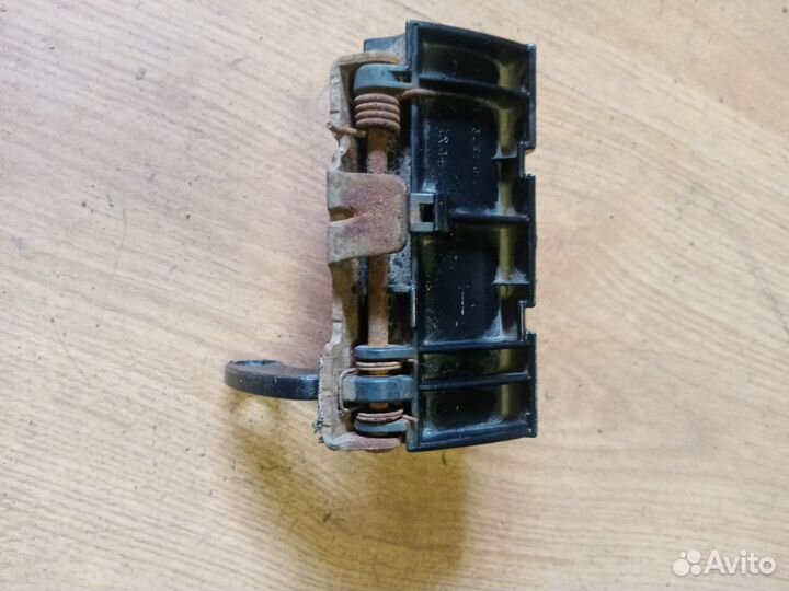 Ручка крышки багажника Мицубиси Аутлендер 1