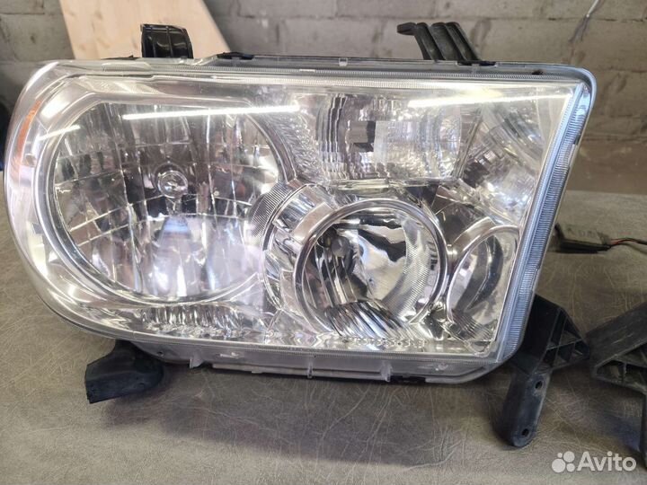Передние фары Toyota Tundra 2007-2013