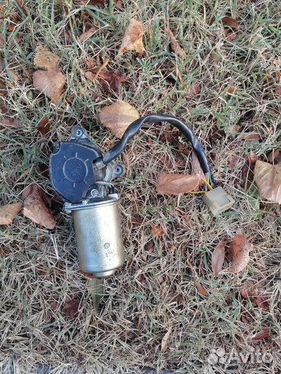 Моторедуктор и трапеция стеклоочистителя