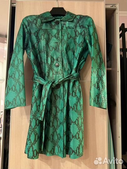 Кожаный зеленый плащ под питона