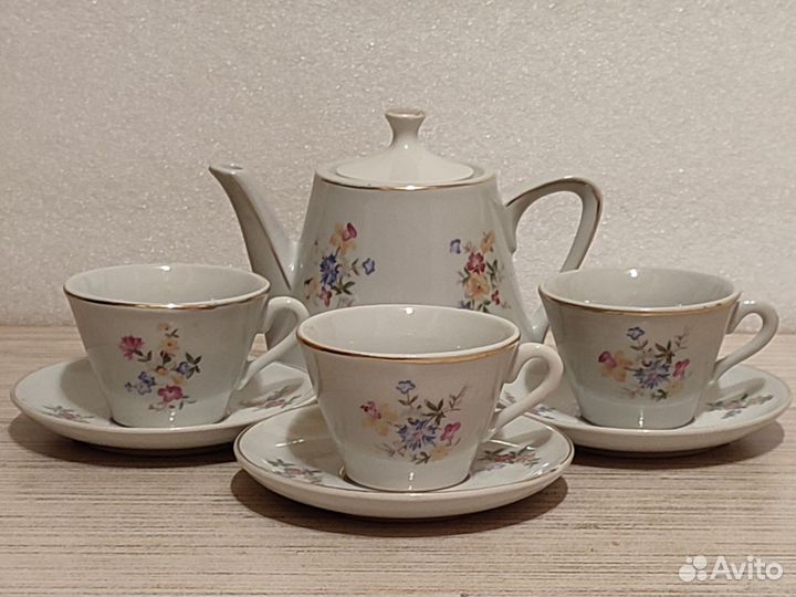 Сервиз детский. Чайник+3 чайные пары. Цена за всë