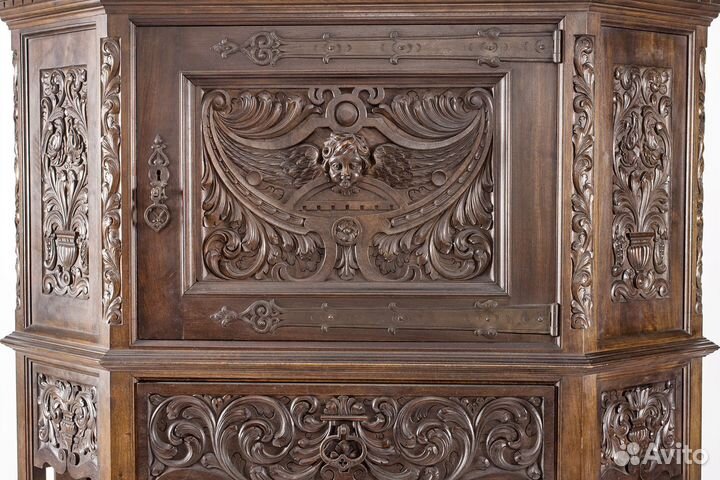 Классический антикварный деревянный бар