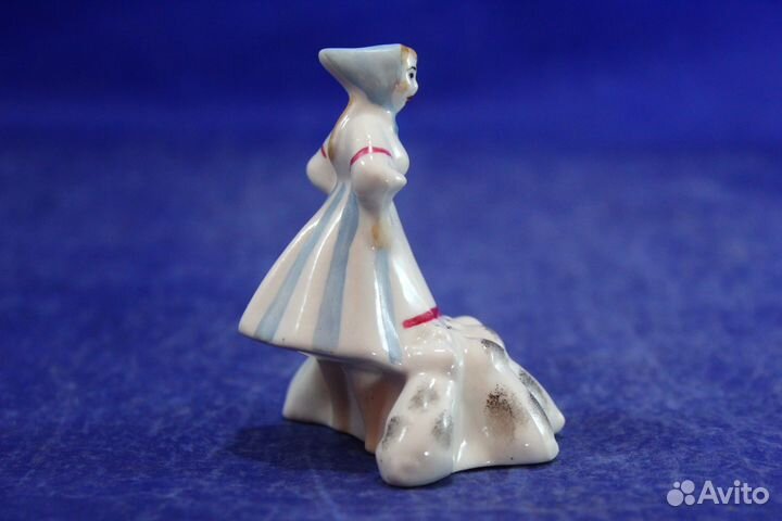 Фарфоровая статуэтка миниатюра Свинарка девушка ко