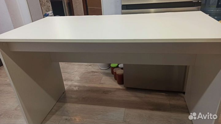 Рабочий стол белый