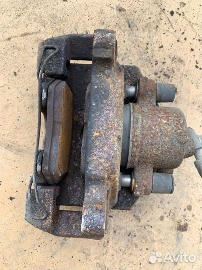 Суппорт передний правый Volkswagen Touran