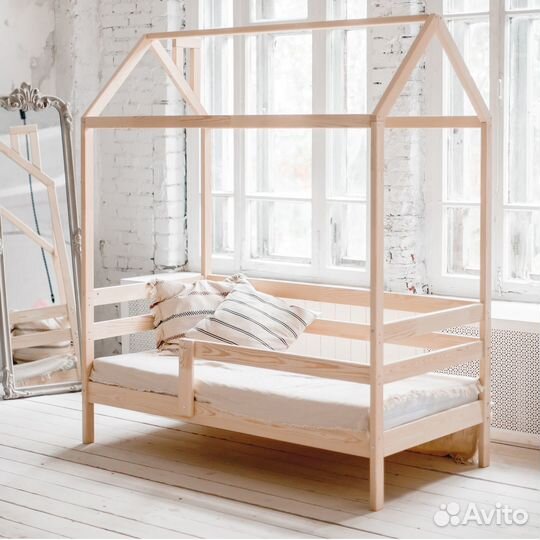 Двухьярусная кровать Домик из масива
