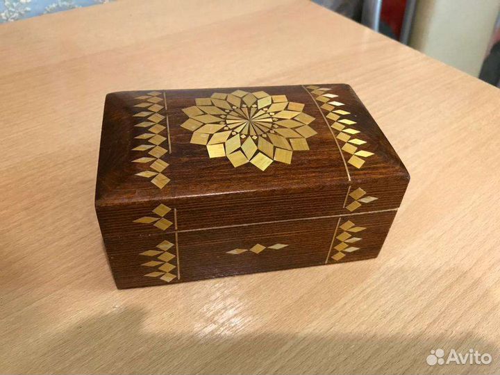 Деревянная инкрустированная шкатулка