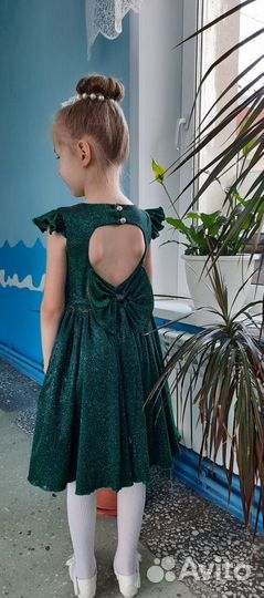 Красивое изумрудное платье на девочку 116-122