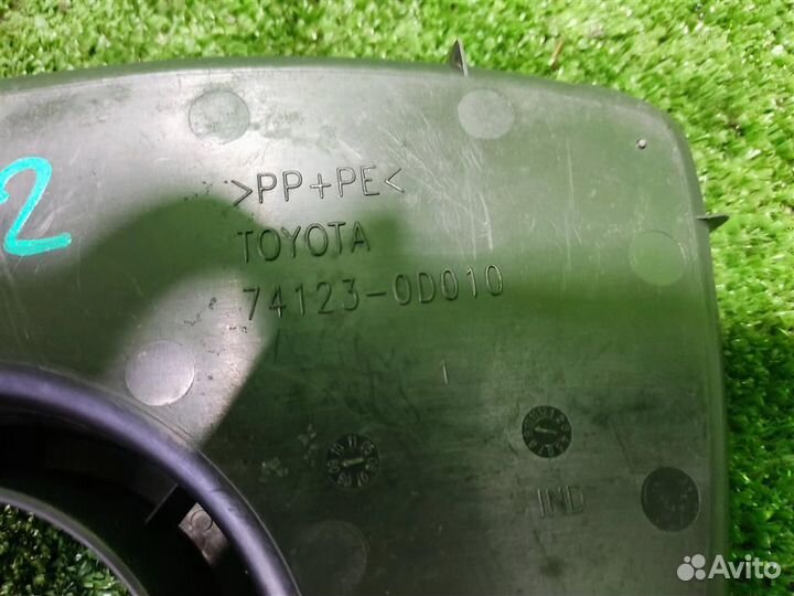 Подстаканник Toyota Yaris P90 2010