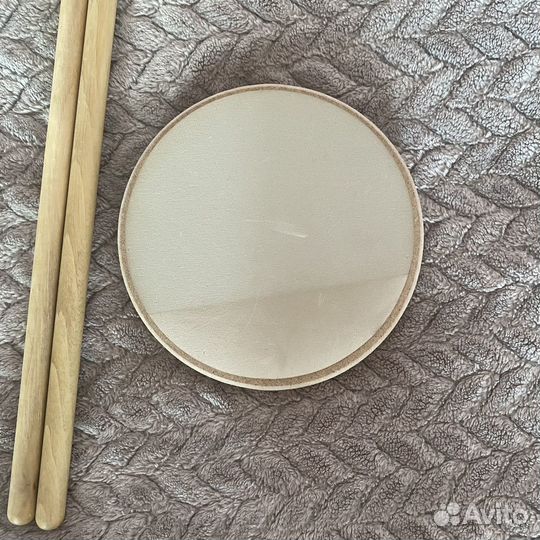 Тренировочный пэд, барабанные палочки