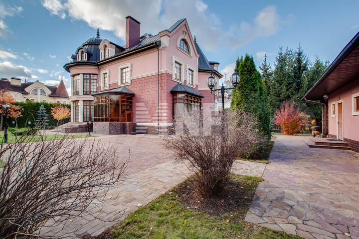 Дом 980 м² на участке 17 сот.