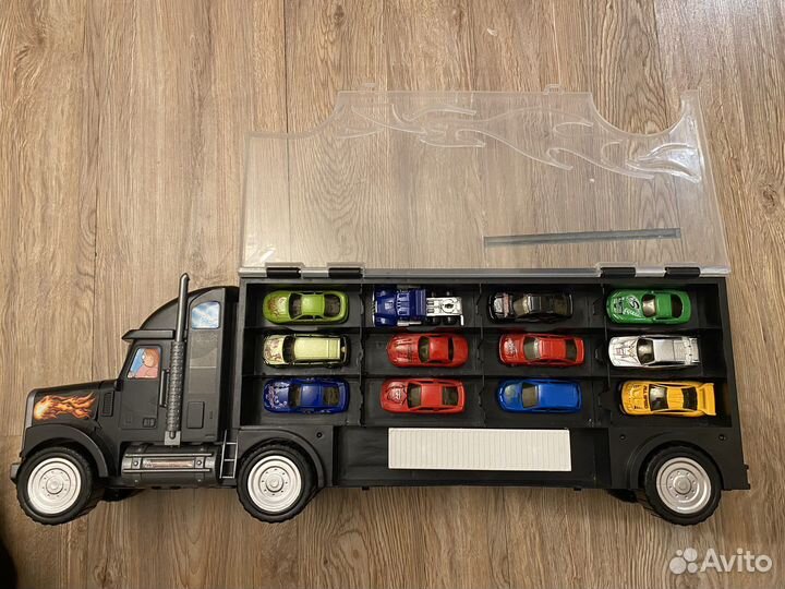 Грузовик с машинками