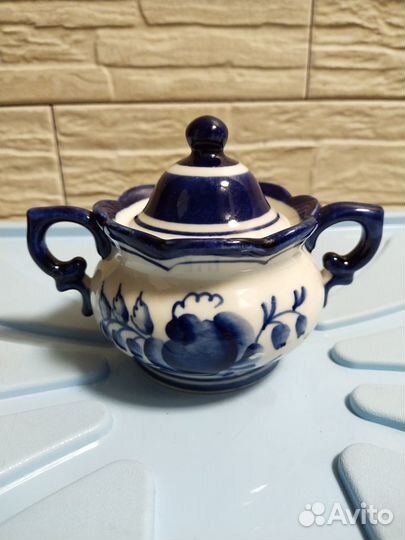Чайник,сахарница,чашки гжель