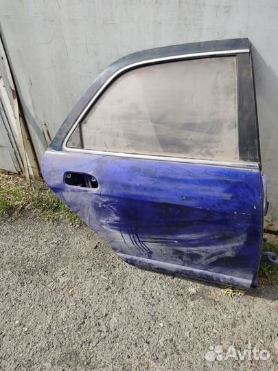 Правая задняя дверь nissan skyline r33 седан