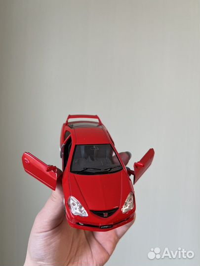 Игрушечная машинка