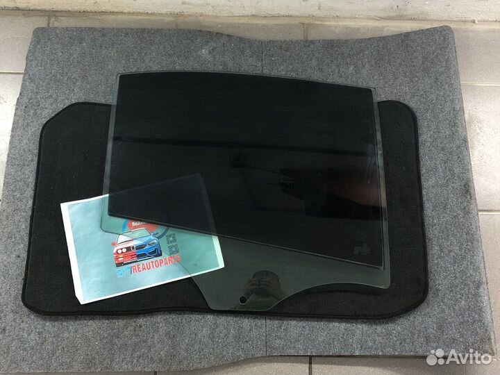 Стекло задней правой двери бмв