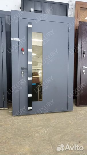 Металлическая входная дверь со стеклом