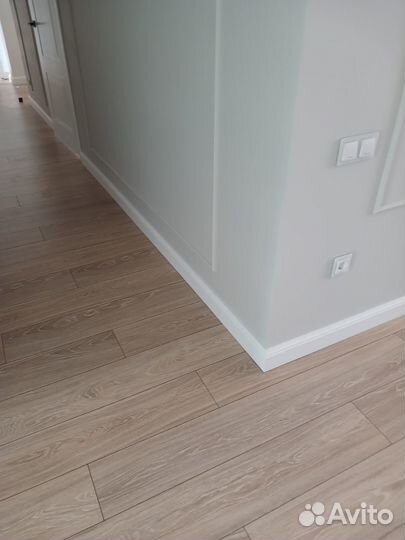 Установка напольных плинтусов дюроролимер, мдф