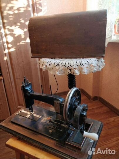 Антикварная швейная машинка