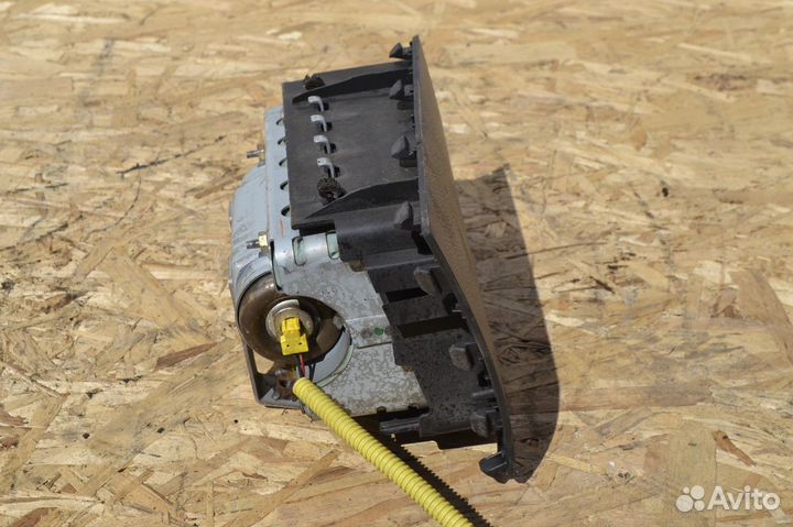 Подушка безопасности в торпедо Toyota Noah R60