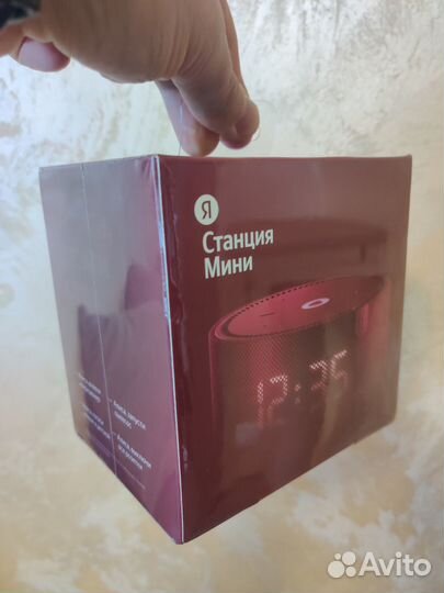 Умная колонка Яндекс Станция Мини с часами Алисой