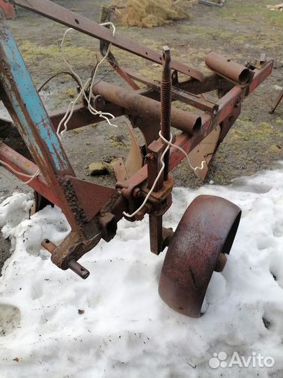 Плуг трехкорпусный