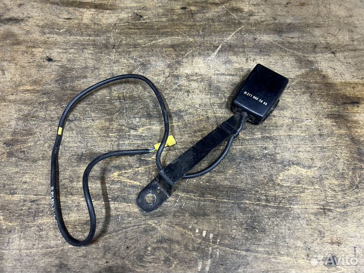 Замок ремня передний правый Mercedes W211