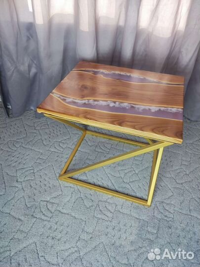Стол журнальный с эпоксидной смолой