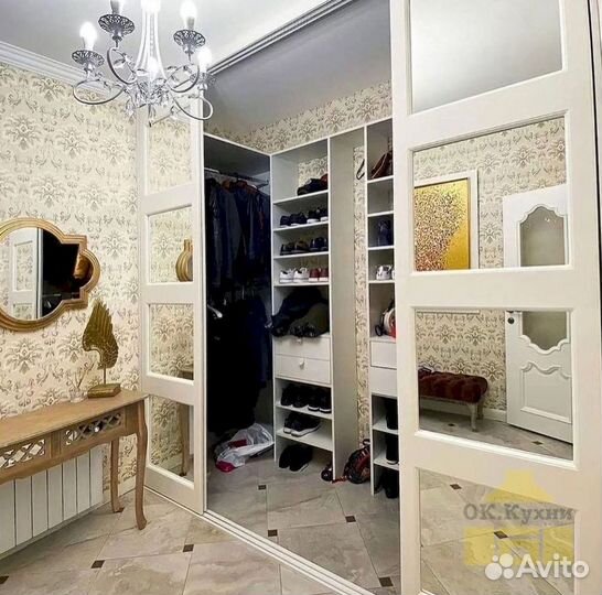 Книжный шкаф