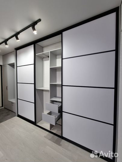 Шкаф с зеркалом