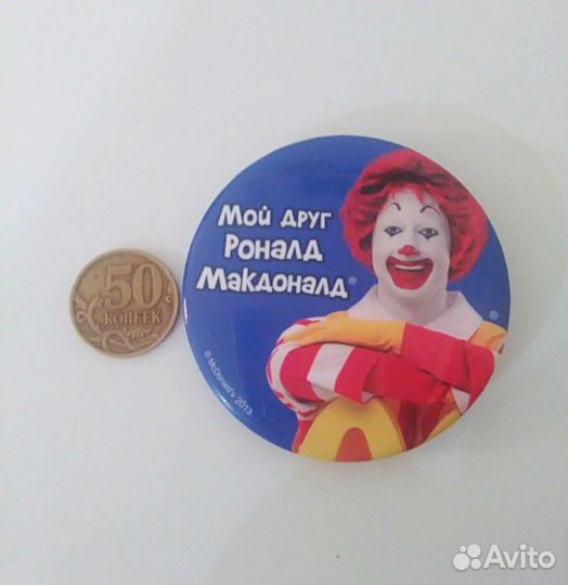 Брелки, значки