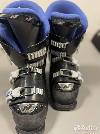 Горнолыжные ботинки и шлем детские