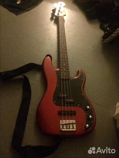 Squier by fender бас
